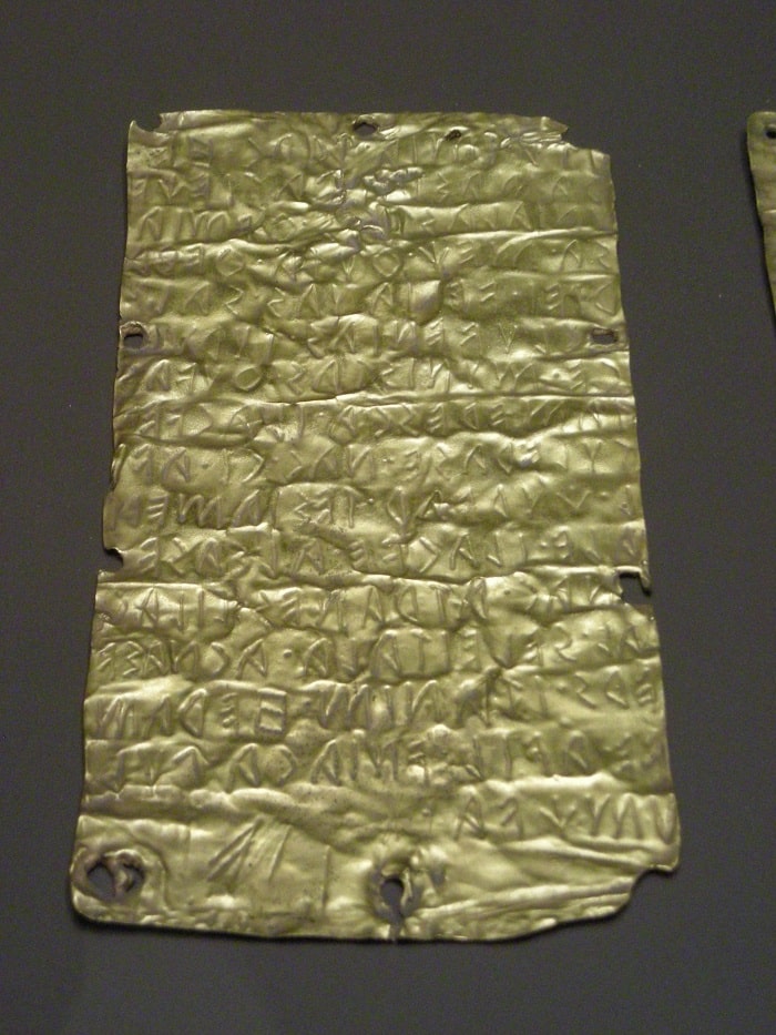Tableta oro con grabado en letras etruscas