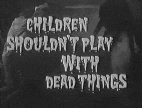 Rótulo película Children Shouldn't Play with Dead Things lettering terror sangre