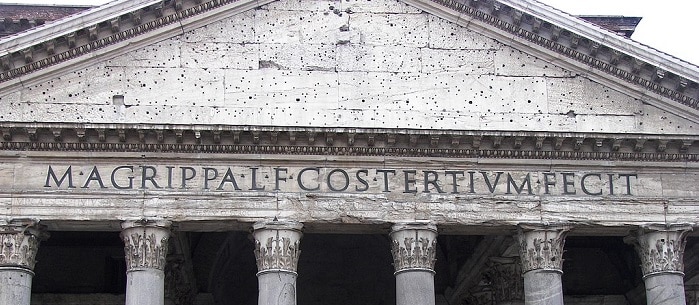 Frontón panteón con inscripción en letras romanas